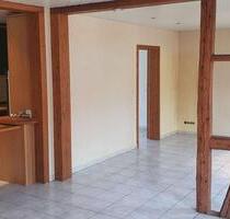 Charmante Etagenwohnung im Altbaustil in ruhiger Lage mit Einbauküche & Tageslicht-Bad - Stuttgart Bad Cannstatt