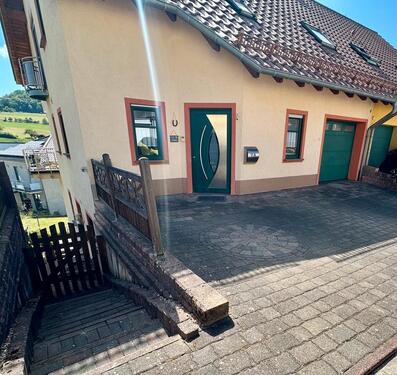 Foto - Einfamilienhaus einseitig angebaut mit Einliegerwohnung