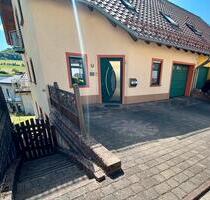 Einfamilienhaus einseitig angebaut mit Einliegerwohnung - Schmelz