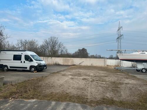 Foto - Stellplatz für Pkw, LKW , Anhänger und Wohnwagen .
