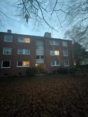 Foto - 2,5 Zimmer-Dachgeschosswohnung mit modernisiertem Tageslichtbad mit Dusche und Küchenzeile mit EBH