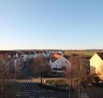 Einziehen & wohlfühlen: Lichtdurchflutete 4-Zimmer-Dachgeschosswohnung mit EBK - Flörsheim am Main