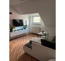 Helle 2,5-Zimmer-DG-Wohnung Münchberg Kamin-Option EBK Glasfaser