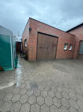 Foto - Schraubergarage, Werkstatt mit Bühne Schrauberhalle mit Büro