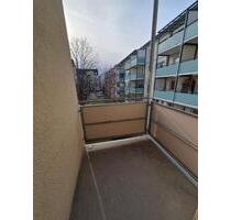 Gemütliche 2-Zimmer mit neuer EBK, Laminat, Balkon und Wannenbad in ruhiger Lage! - Chemnitz Hilbersdorf