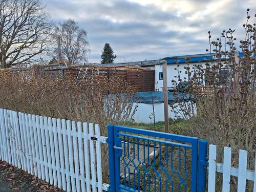 Foto - Schrebergarten mit Steinlaube, Pool und Gartengeräten