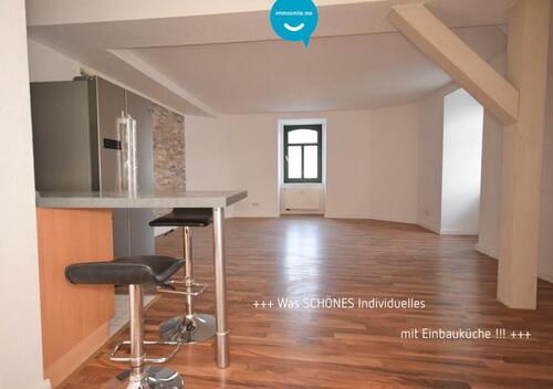 Foto - Laminat • 2 Zimmer • schicke Dekortapete • Einbauküche • offene Küche am Wohnzimmer • jetzt ansehen?