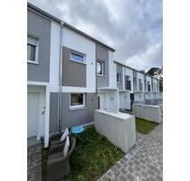 Elegantes 5,5-Zimmer-Reihenhaus mit 2 Tiefgaragen & Südterrasse - Weingarten (Baden)