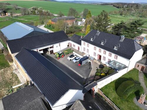 Foto - Historischer Vierkanthof mit Reitanlage