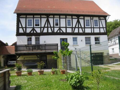 Foto - Ehemaliges Revierforsthaus, Bauernhaus mit sanierter Scheune