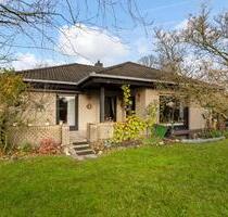 Bungalow mit wohnlich nutzbarem Keller und Doppelgarage - Dötlingen