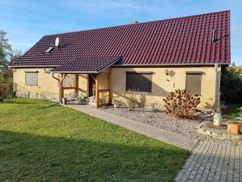 Foto - Freistehendes Einfamilienhaus mit großer Scheune in Alleinlage