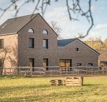 Wesel: Moderner Neubau, 230 m², Ausbaureserven & Stall