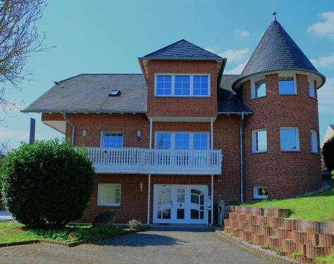Foto - Charmantes freistehendes Einfamilienhaus mit Turm und Garten