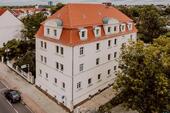 Foto - Die ehemalige Badeanstalt in Borna ist ein markantes Gebäude in den traditionellen Formen der Zeit um 1920. Mit einer aufwendigen Sanierung der Fassade will die BWS die denkmalgeschützte Immobilie...