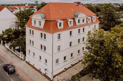 Foto - Die ehemalige Badeanstalt in Borna ist ein markantes Gebäude in den traditionellen Formen der Zeit um 1920. Mit einer aufwendigen Sanierung der Fassade will die BWS die denkmalgeschützte Immobilie...