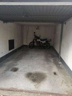 Foto - GARAGE ABGESCHLOSSEN AM RÖDELHEIMER SBUS BAHNHOF BREITLACHERSTR 79 120., MWST AUSWEISBAR !! 120 €