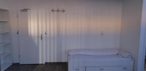 Foto - Möbliertes große Zimmer nähe Flughafen für Wochenendheimfahrer