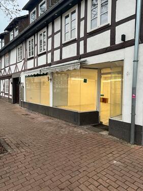 Foto - Ladenlokal 110m2 mit großer Schaufensterfront 2 Stellplätze