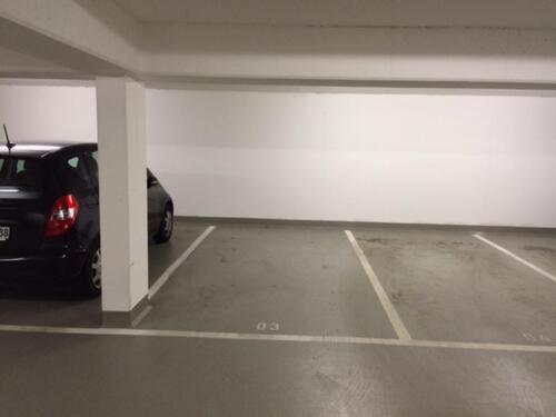 Foto - Tief- Garagenstellplatz mit elektrischem Rolltor
