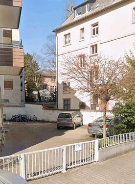 Foto - Eingezäunter Parkplatz in Frankfurt Westend Süd