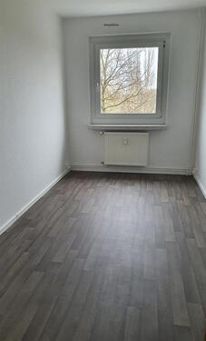 Foto - Erstbezug nach Sanierung - 4 - Raumwohnung mit Balkon und Aufzug, Am Sportpark 20 ab 01.2026!!