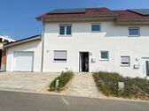 Foto - Erstbezug - moderne DH Hälfte mit PV Anlage, Wallbox, Wärmepumpe