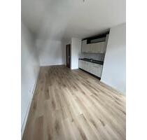 kleine 2 Raumwohnung mit Balkon 1. OG, Fahrstuhl, Einbauküche neu - Hohenstein-Ernstthal