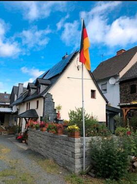 Foto - Einfamilienhaus mit einer massiv gebauten Scheune und Terrasse