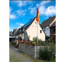 Einfamilienhaus mit einer massiv gebauten Scheune und Terrasse - Herborn