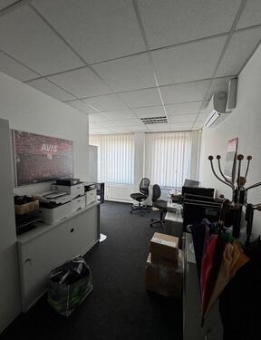 Foto - Büro mit Parkplatz - 350,00&nbsp;EUR Kaltmiete, ca.&nbsp; 100,00&nbsp;m&sup2;