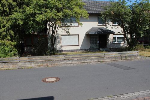 Foto - Zwei-Familienhaus mit Nebengebäuden und großzügigem Grundstück