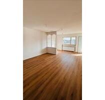 Erstbezug n. Renovierung: helle 3-Zimmer Wohnung (Balkon, Garage) - Groß-Gerau