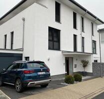 Doppelhaushälfte + zwei vermietete WE im Neubaugebiet (2019) - Kassel Bettenhausen