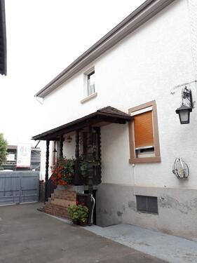 Foto - Großes Wohnhaus mit Hof, Garten und Partyscheune