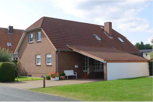 Foto - Gepflegtes Haus mit Garten und Carport