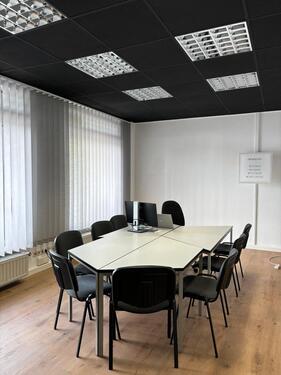 Foto - Helles Büro in modernem Autohaus in Zeulenroda