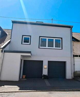 Foto - Haus mit Garage und kleinem Garten zu vermieten