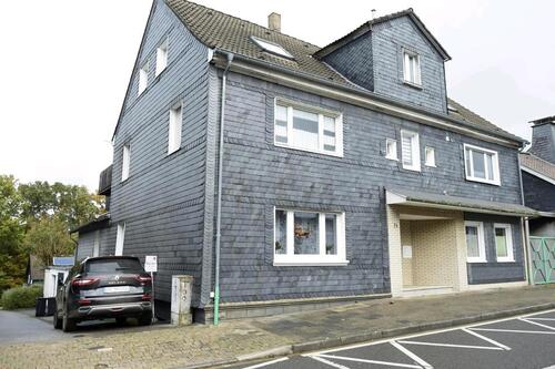 Foto - Guterhaltenes freistehendes Drei-Familienhaus mit vier Garagen