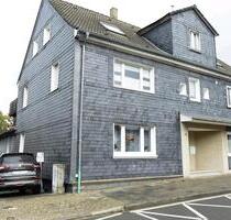 Guterhaltenes freistehendes Drei-Familienhaus mit vier Garagen - Radevormwald