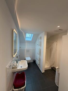 Foto - Moderne & helle Dachgeschosswohnung mit Wohnküche – 55 m²