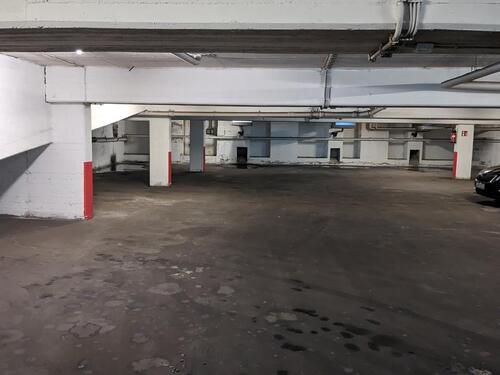 Foto - PKW Stellplatz in einer Tiefgarage auf der Suitbertusstr.18