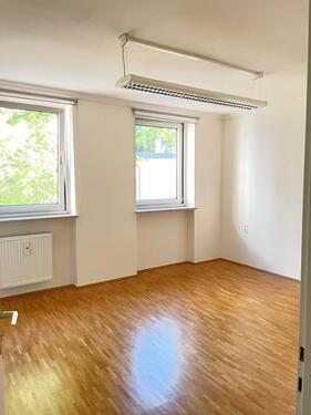 Foto - Ruhiger, lichtdurchfluteter Praxisraum in Maxvorstadt