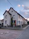 Foto - Einfamilienhaus mit Nebengebäude und Doppelgarage