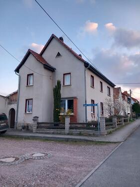Foto - Einfamilienhaus mit Nebengebäude und Doppelgarage