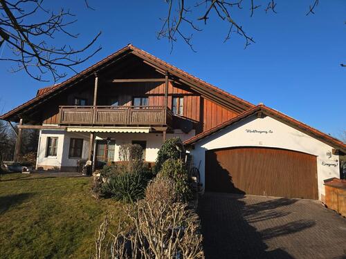 Foto - möbliertes Zimmer mit Dusche und WC
