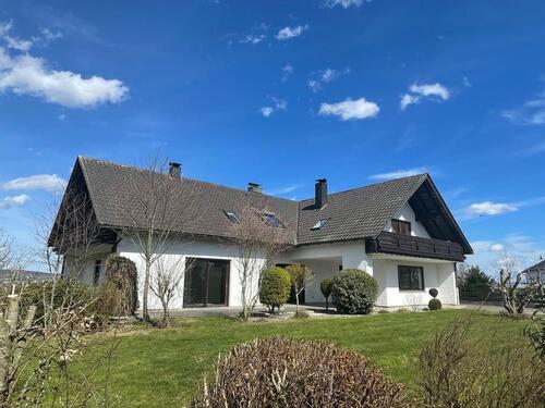 Foto - Freistehendes Haus mit Stadtblick