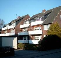 Willkommen in Ihrem neuen Zuhause! Diese gemütliche 2-Zimmer-Dachgeschosswohnung liegt in einem soliden Mehrfamilienhaus aus dem Jahr 1977 und bietet mit ca. 52,54 m² Wohnfläche genau den... - Varel