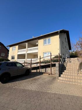 Foto - Ruhige 2,5-Zimmer-Souterrainwohnung mit großer Süd-Loggia & EBK in Hillerse