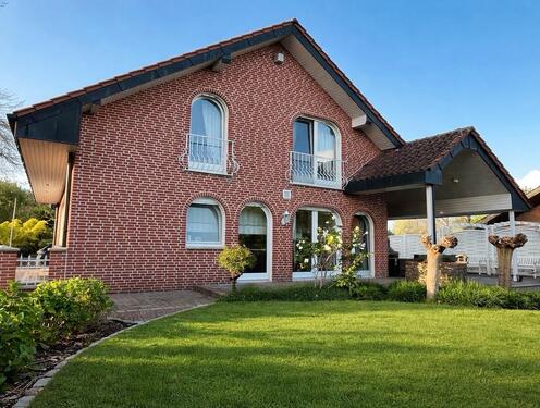 Foto - Freistehendes Einfamilienhaus mit PoolGarageWallboxanschluss